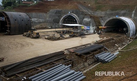 Pekerja menyelesaikan proyek Tol Cileunyi-Sumedang-Dawuan (Cisumdawu), di Rancakalong, Sumedang, Jawa Barat, Kamis (9/11). Proyek infrastruktur ini rencananya menghubungkan eksisting jalan tol Cikampek-Purwakarta-Padalarang-Cileunyi dengan tol Cikopo-Palimanan dan tol Palimanan-Kanci serta mendukung akses menuju Bandara Internasional Jawa Barat (BIJB), dan tol tersebut akan bisa dioperasikan secara menyeluruh pada tahun 2019.