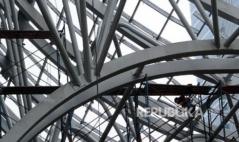 Pekerja menyelesaikan rangkaian baja saat pembangunan gedung di Jakarta, Rabu (7/9).  (Republika/ Tahta Aidilla)