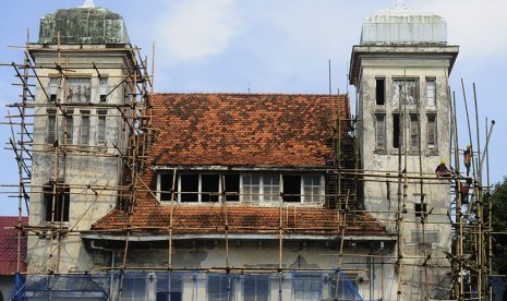 Pekerja menyelesaikan renovasi gedung di Kawasan Kota Tua Jakarta, Senin (28/12).