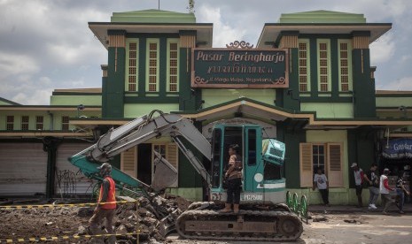 Pekerja menyelesaikan revitalisasi jalur pedestrian di depan Pasar Beringharjo, Yogyakarta, Kamis (16/3).