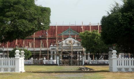 Pekerja menyelesaikanmerevitalisasi Bangunan Cagar Budaya Pagelaran Kraton Yogyakarta di Kraton Yogyakarta, Rabu (15/09/2021). Kraton Yogyakarta merevitalisasi sejumlah bangunan seperti Pagelaran, Bangsal Srimanganti, Museum Lukisan dan Panti Pareden sebagai bentuk perawatan dan pelestarian warisan budaya.