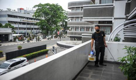 Pekerja menyemprotkan cairan disinfektan di sebuah balkon kamar Hotel Savoy Homann, Bandung, Jawa Barat. Ketua Perhimpunan Hotel dan Restoran Indonesia (PHRI) Jawa Barat Herman Muchtar mengungkapkan, wisatawan nusantara lebih tertarik berlibur ke wilayah Jawa Tengah dan Yogyakarta. 