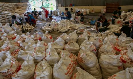 Pekerja menyiapkan gula pasir untuk disalurkan dalam operasi pasar (ilustrasi). Kementerian BUMN mengungkapkan, Holding BUMN Pangan atau ID Food mendapatkan penugasan untuk menggelontorkan 237.575 ton gula dan 100 ribu ton daging sapi sepanjang tahun ini.