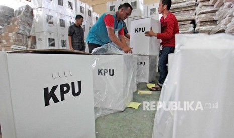 Pekerja menyiapkan kotak surat suara Pilkada untuk didistribusikan di Gudang logistik KPU Medan, Sumatera Utara, Jumat (22/6).