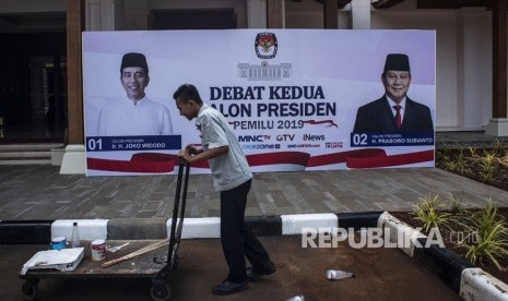 Pekerja menyiapkan panggung untuk debat kedua Calon Presiden Pilpres 2019 di Hotel Sultan, Jakarta, Jumat (15/2/2019).