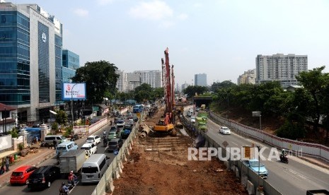 Pekerja menyiapkan pengerjaan proyek LRT Cawang-Dukuh Atass di Cawang, Jakarta, Senin (22/5).