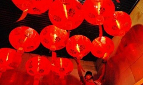 A man prepares lamps for Chinese News Year celebration or locally called Imlek. (Illustration)