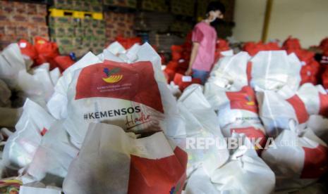 Pekerja menyiapkan tas berisi bantuan sosial Sembako dari Kementerian Sosial di kawasan Cipinang, Jakarta.