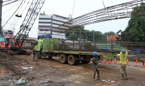 Pekerja menyiapkan tiang pondasi proyek double-double track (DDT) atau rel ganda Paket A Manggarai-Jatinegara, Jakarta, Jumat (21/4).