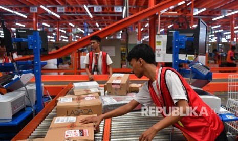 Subsidi Ongkir Wujud Dukungan Pemerintah Dorong Perekonomian. Foto:  Pekerja menyortir barang pesanan konsumen saat Hari Belanja Online Nasional (Harbolnas) 2018 di Warehouse Lazada Indonesia, Depok, Jawa Barat. 