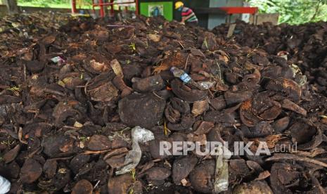 Pekerja menyortir sampah organik untuk bahan pembuatan pupuk kompos. ilustrasi