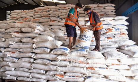 Pekerja menyusun karung berisi beras di gudang Perum Bulog Kantor Wilayah Sumatra Utara, Medan, Sumatra Utara, Jumat (10/9/2021). Stok Beras Bulog Sumut Aman Hingga Idul Fitri