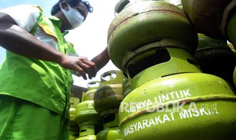 Pekerja menyusun tabung gas melon atau gas tiga kilogram.