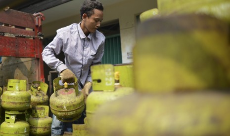 Pekerja menyusun tabung gas elpiji tiga kilogram yang akan disalurkan ke pangkalan-pangkalan penjualan disalah satu agen LPG di Jakarta, Senin (24/6/2019)