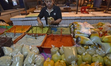 Pekerja meracik bumbu masakan jadi dengan cabai sebagai salah satu bahan bakunya di Pasar Palmerah, Jakarta, Jumat (6/1). 