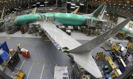 Pekerja merakit Boeing 737 MAX 8 di fasilitas perakitan pesawat di Washington, Amerika Serikat.