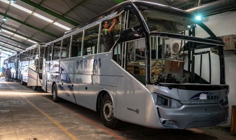 Pekerja merakit bus di Pabrik Karoseri CV Laksana, Bergas, Kabupaten Semarang, Jawa Tengah, Kamis (11/7/2019). Pabrik karoseri tersebut dalam setahun mampu merakit sekitar 1.300 unit bus seharga mulai sekitar Rp1,5 miliar hingga Rp2,5 miliar per unit (termasuk mesin) tergantung spesifikasi, serta telah menembus pasar ekspor Timor Leste, Fiji dan Bangladesh.