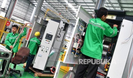 Pekerja merakit panel listrik yang diproduksi di pabrik pintar Schneider Electric Indonesia, Cikarang, Jawa Barat, Selasa (25/6/2019). 