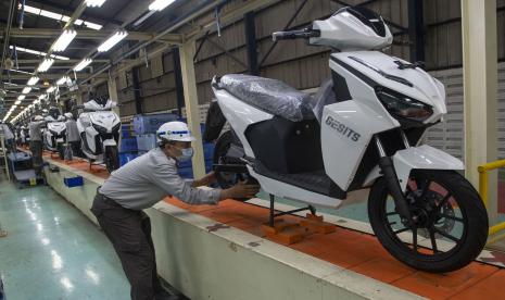 Pekerja merakit sepeda motor listrik Gesits di pabrik PT Wika Industri Manufaktur (WIMA), Cileungsi, Kabupaten Bogor, Jawa Barat, Rabu (27/10/2021). PT WIKA Industri Manufaktur (WIMA) selaku manufaktur sepeda motor listrik Gesits menyambut baik program pemerintah untuk memberikan bantuan pembelian kendaraan listrik yang rencananya akan mulai diberlakukan pada 20 Maret 2023.