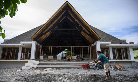 Pekerja merampungkan bagian interiior Masjid Nurul Hasanah Aceh di Kelurahan Pengawu, Palu, Sulawesi Tengah, Sabtu (14/11/2020). Masjid seluas 20x20 meter persegi yang dibangun kembali karena ambruk saat bencana di Palu dua tahun lalu itu adalah bantuan pemerintah dan masyarakat Aceh yang menghabiskan dana sebesar Rp3,3 miliar. Rencananya, masjid yang didesain dengan memadukan arsitektur rumah adat Palu dan Aceh itu akan diresmikan langsung penggunaannya oleh Gubernur Aceh pada 22 November 2020 mendatang. 