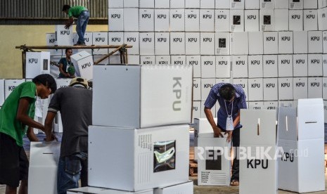 Pekerja merangkai kotak suara kardus di Gudang Logistik KPU Kota Tasikmalaya, Cibeurem, Jawa Barat, Jumat (1/2/2019). 