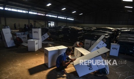 Pekerja merangkai kotak suara kardus di Gudang Logistik KPU Kota Tasikmalaya, Cibeurem, Jawa Barat, Jumat (1/2/2019). 