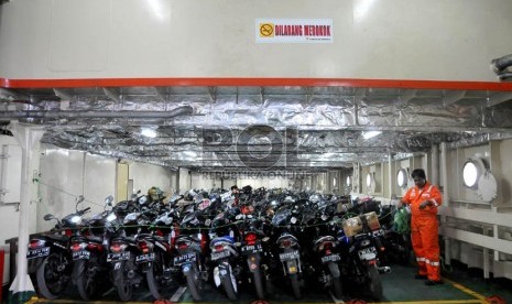   Pekerja merapihkan motor pemudik dalam KM Dobonsolo yang akan diberangkatkan ke Semarang dari Pelabuhan Tanjung Priok, Jakarta, pada mudik Lebaran tahun lalu.  (Republika/Prayogi)