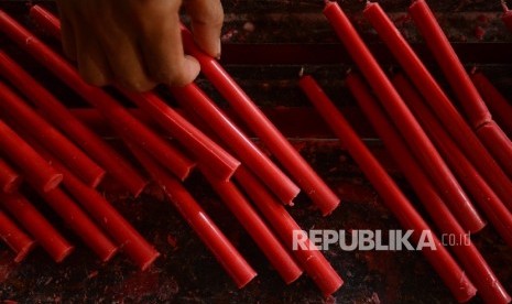  Pekerja merapikan lilin yang telah diproduksi untuk perayaan Imlek di Teluk Naga, Tangerang, Banten, Kamis (28/1).