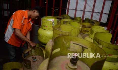  Pekerja merapikan tabung gas 3 kilogram di salah satu stasiun pengisian bahan bakar di Jakarta, Rabu (12/10).