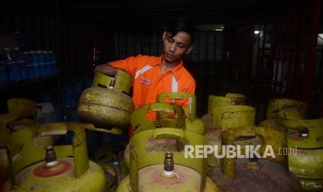 [ilustrasi] Pekerja merapikan tabung gas 3 kilogram di salah satu stasiun pengisian bahan bakar di Jakarta, Rabu (12/10). 