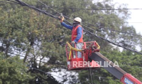 Pekerja merawat jaringan listrik (ilustrasi). PT PLN (Persero) memastikan sistem kelistrikan di wilayah Jawa, Madura dan Bali dalam kondisi aman usai dilanda gempa berkekuatan magnitudo 6,7 di Kabupaten Sumur, Banten.