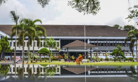 Pekerja merawat tanaman di halaman Kantor Sekretariat Daerah (Setda) Kabupaten Ciamis, Jawa Barat, Senin (21/9/2020). Kantor Setda Kabupaten Ciamis ditutup untuk pelayanan publik selama tiga hari ke depan menyusul adanya seorang pegawai di lingkungan Setda terkonfirmasi positif COVID-19 melalui uji tes usap (swab test) setelah sebelumnya mengikuti kegiatan MTQ di Subang 2020 dan aktivitas Pegawai Negeri Sipil serta non pegawai di lingkungan tersebut bekerja dari rumah