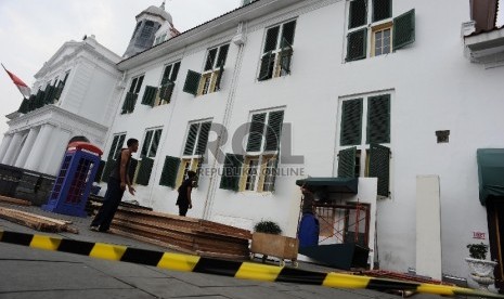  Pekerja merenovasi salah satu gedung tua di Kawasan Kota Tua, Jakarta Barat, Rabu (1/4). ( Republika/Raisan Al Farisi)