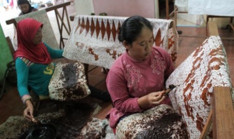 Pekerja mewarnai batik khas Betawi di Tarumajaya, Bekasi, Jawa Barat, Jumat (2/10). 