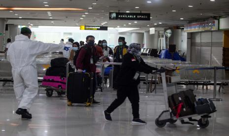 Terminal 2 Bandara Internasional Juanda Surabaya di Sidoarjo, Jawa Timur, Senin (28/2/2022). Humas PT Angkasa Pura I Bandara Internasional Juanda, Surabaya, Yuristo Ardi Hanggoro memastikan, pihaknya tidak mensyaratkan tes PCR maupun antigen bagi penumpang yang telah disuntik vaksin dosis dua dan tiga.