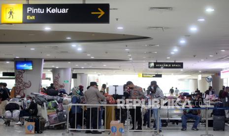 Pekerja Migran Indonesia (PMI) menunggu hasil tes pemeriksaan kesehatan dan dokumen perjalanan saat tiba di Terminal 2 Bandara Internasional Juanda Surabaya di Sidoarjo, Jawa Timur, Sabtu (22/1/2022). (ilustrasi)