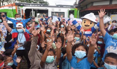 Pekerja milenial PT Pertamina dari Refinery Unit IV Balongan mengajak anak-anak yang sedang berada di pengungsian untuk bermain Badut Bung BEN dan Hola Hop.