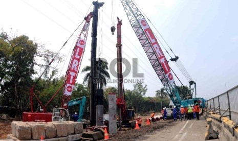 Pekerja mulai mengerjakan proyek pembangunan Kereta Api Ringan/Light Rail Transit (LRT) saat peletakan batu pertama (groundbreaking) tahap I di Jakarta, Rabu (9/9).