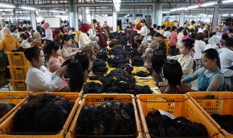 Pekerja pabrik rambut palsu mengenakan pakaian kebaya, dalam rangka memperingati hari kartini di Purbalingga, Jateng, Kamis (21/4). 