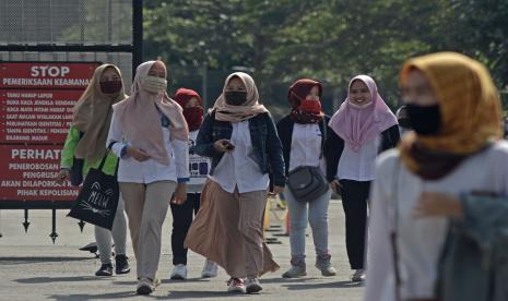 Pekerja pabrik sepatu PT Changsin Reksa Jaya berjalan keluar pabrik di Leles, Kabupaten Garut, Jawa Barat.