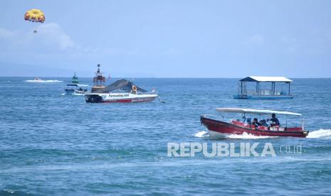 Pekerja pariwisata melayani wisatawan yang mengunjungi kawasan Tanjung Benoa, Badung, Bali