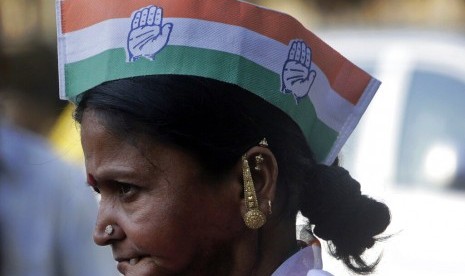 Pekerja Partai Indian National Congress mengenakan topi dengan simbol partai saat pemilu di Mumbai, India. Partai oposisi India Congress pada Rabu (19/10/2022), menyatakan pemimpin veteran Mallikarjun Kharge sebagai pemimpin barunya. Dia menjadi orang pertama dari luar keluarga Nehru-Gandhi yang memegang kursi kepresidenan partai dalam 24 tahun.