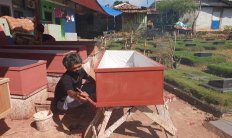 Pekerja pemakaman kewalahan dengan beban kerja mereka saat jumlah kematian akibat virus corona meningkat 