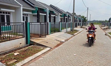 Pekerja pembangunan unit rumah di salah satu perumahan di Bekasi, Jawa Barat, Rabu (7/5).