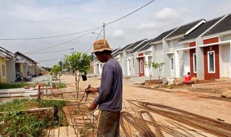 Pekerja pembangunan unit rumah di salah satu perumahan di Bekasi, Jawa Barat, Rabu (7/5).