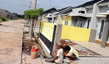 Pekerja pembangunan unit rumah di salah satu perumahan di Bekasi, Jawa Barat, .