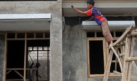 Pekerja pembangunan unit rumah di salah satu perumahan di Bekasi, Jawa Barat, Ahad (6/7). 