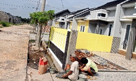 Pekerja pembangunan unit rumah di salah satu perumahan di Bekasi, Jawa Barat, Rabu (7/5).