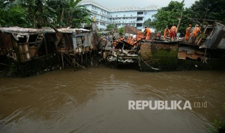 Pekerja Penanganan Sarana dan Prasarana Umum (PPSU) melakukan penertiban pemukiman tahap pertama sebagai upaya normalisasi di bantaran kali Krukut ,Keluraham Petogogan,Jakarta, Rabu (12/10).