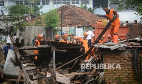 Pekerja Penanganan Sarana dan Prasarana Umum (PPSU) melakukan penertiban pemukiman tahap pertama sebagai upaya normalisasi di bantaran kali Krukut ,Keluraham Petogogan,Jakarta, Rabu (12/10).